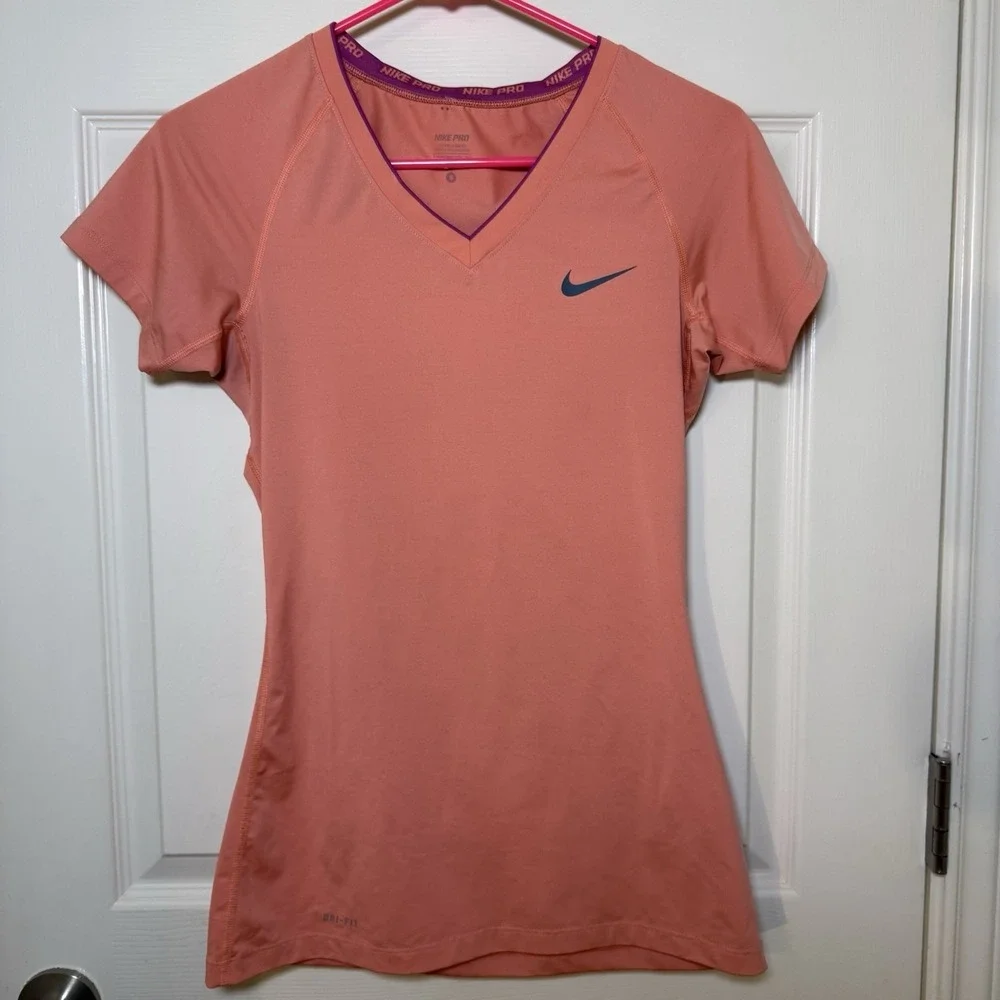 Nike‎ Dri Fit Athletic T-Shirt Womens Size S Peach V-Neck Short Sleeve